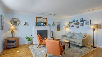 TV, fireplace, DVD player, books