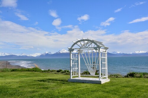 The Lookout Lodge on Bishop's Beach with Spectacular views of Kachemak Bay!