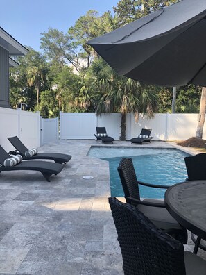 Utendørsbasseng og et oppvarmet basseng