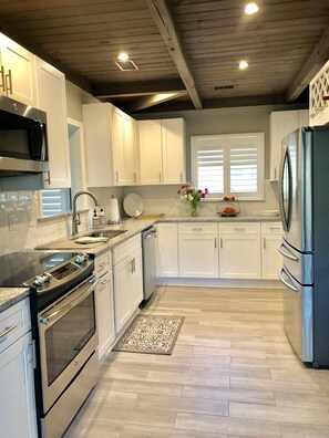 冷蔵庫、電子レンジ、オーブン、コンロ