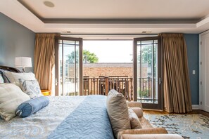 6 bedrooms, iron/ironing board, WiFi, bed sheets - Luxurious Four-Level Home with Personal Touches Everywhere (Chicago)