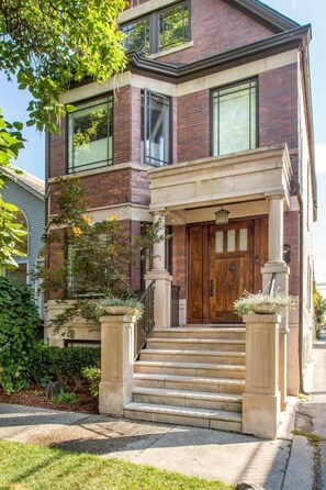 Exterior detail - Luxurious Four-Level Home with Personal Touches Everywhere (Chicago)