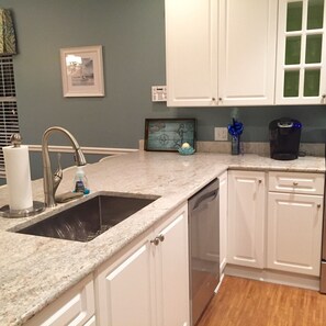 Fridge, microwave, oven, stovetop - EXTREME OCEANFRONT - Heated Pool & Hot Tub / Linens & Gas grill inc. discounted (Surfside Beach)