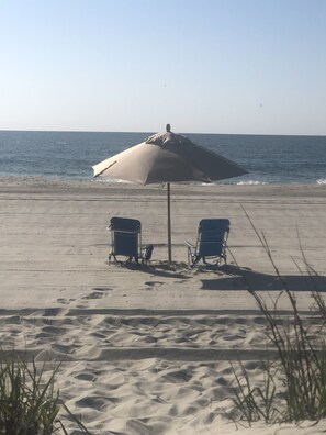 På stranden och solstolar