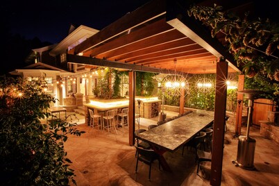 Luxurious 6 bedroom Residence,  A++ Outdoor spaces Walk to Pearl St, Mt. Sanitas