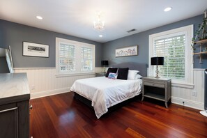 6 Schlafzimmer, Schreibtisch, Bügeleisen/Bügelbrett, Reisekinderbett