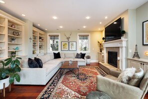 Fernseher, Kamin, Bücher, Videothek