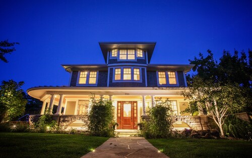 Luxurious 6 bedroom Residence,  A++ Outdoor spaces Walk to Pearl St, Mt. Sanitas