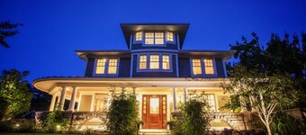 Luxurious 6 bedroom Residence,  A++ Outdoor spaces Walk to Pearl St, Mt. Sanitas