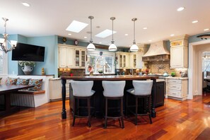 Kylskåp, mikrovågsugn, ugn och spishäll