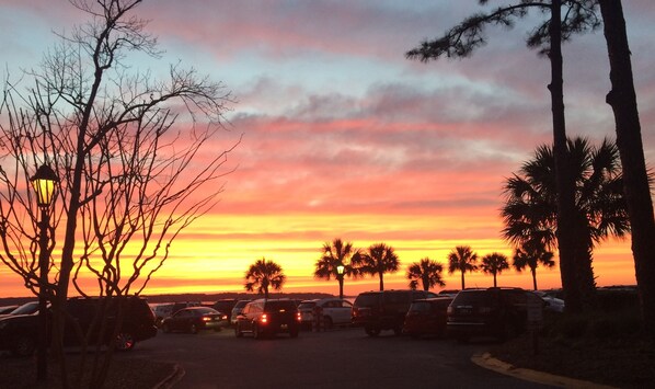 A parking lot with cars and palm trees during sunset. - PrvtateHomeDeerIsland,2Bdrm2Bth,FreeWifi,HrbrTwn, pet fee, permit #021437 (Hilton Head Island)