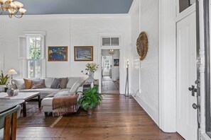 Smart TV, fireplace, books, stereo - Colonial Germantown/Downtown Nashville- 4 BR 3 BA- SLEEPS 8 -Great Garden- (Nashville)