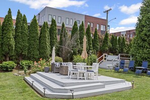 Outdoor dining - Colonial Germantown/Downtown Nashville- 4 BR 3 BA- SLEEPS 8 -Great Garden- (Nashville)
