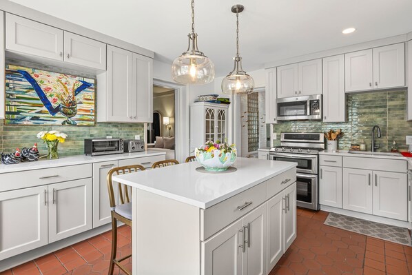 Fridge, microwave, oven, stovetop - Colonial Germantown/Downtown Nashville- 4 BR 3 BA- SLEEPS 8 -Great Garden- (Nashville)