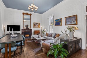 Smart TV, fireplace, books, stereo - Colonial Germantown/Downtown Nashville- 4 BR 3 BA- SLEEPS 8 -Great Garden- (Nashville)