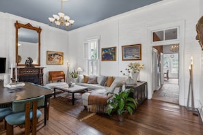 Smart TV, fireplace, books, stereo