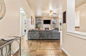 Smart TV, caminetto, tavolo da calcetto, servizi in streaming