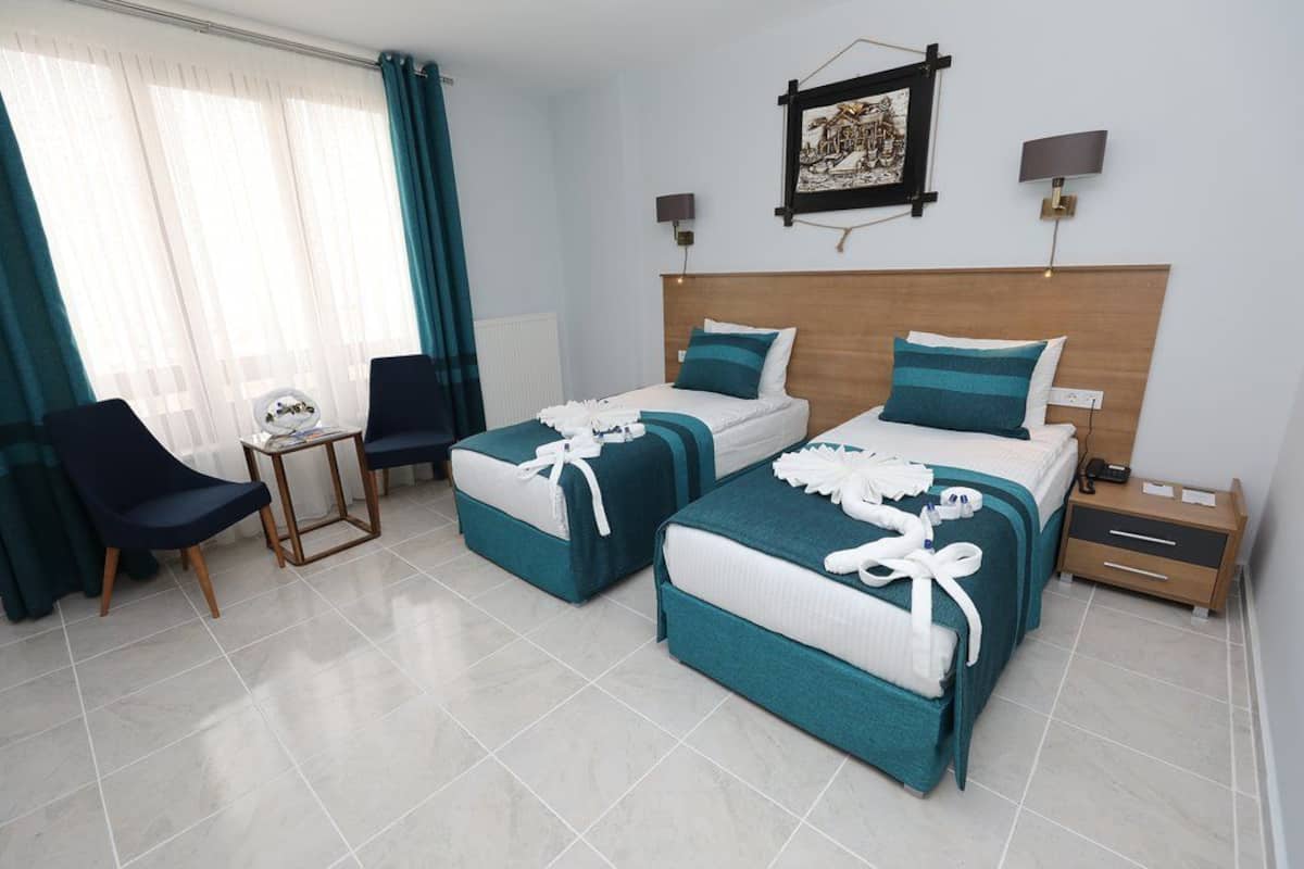 Quarto casal ou duplo standard | Cofres nos quartos, escrivaninha, berços grátis, Wi-Fi de cortesia