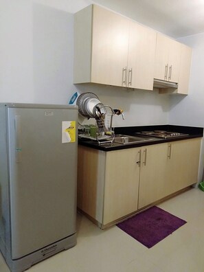 Fridge, microwave, stovetop, electric kettle
