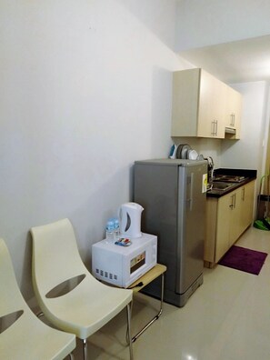 Fridge, microwave, stovetop, electric kettle
