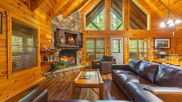 Smart-tv, een open haard, videospelletjes en een dvd-speler