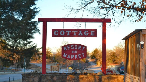 A sign for a cottage and resort market. - 2nd floor Poolside Studio with kitchenette. (Branson)