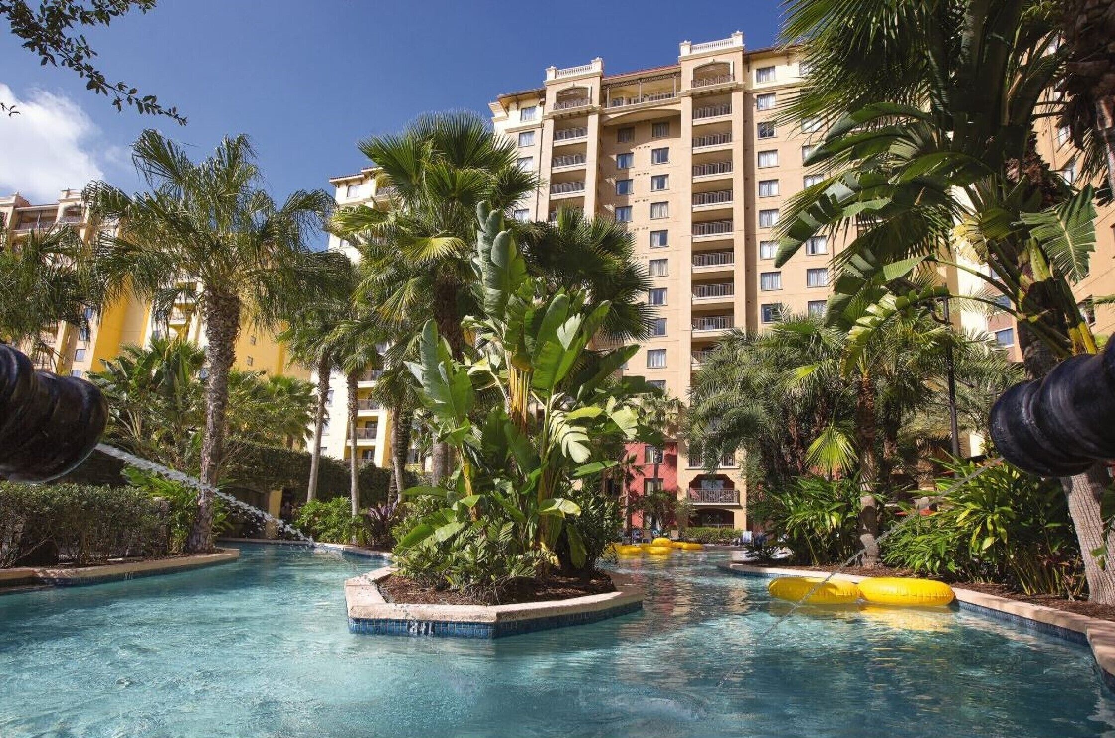 Alberca al aire libre y alberca climatizada