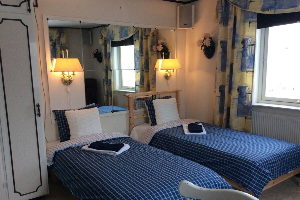 Twin Room | Desk, blackout curtains, free WiFi, bed sheets