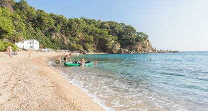 Talo kauniilla merinäköalalla rauhallisella alueella, jossa on puutarha ja oma uima-allas