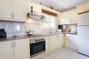 Jääkaappi, mikroaaltouuni, uuni, astianpesukone