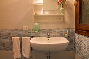 Douche, sèche-cheveux, bidet