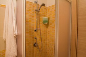 Shower, hair dryer, bidet, towels - SUPERB (Badesi)