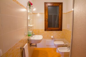 Douche, sèche-cheveux, bidet, serviettes fournies