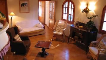 Fernseher, Kamin, DVD-Player, Tischtennisplatte