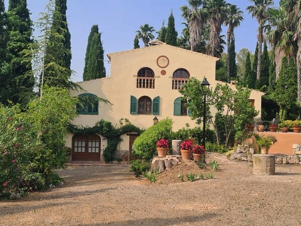 Exterior - Beautiful house 5000m2 private garden with pool i and porch with barbecue.Wi-Fi (Valls)