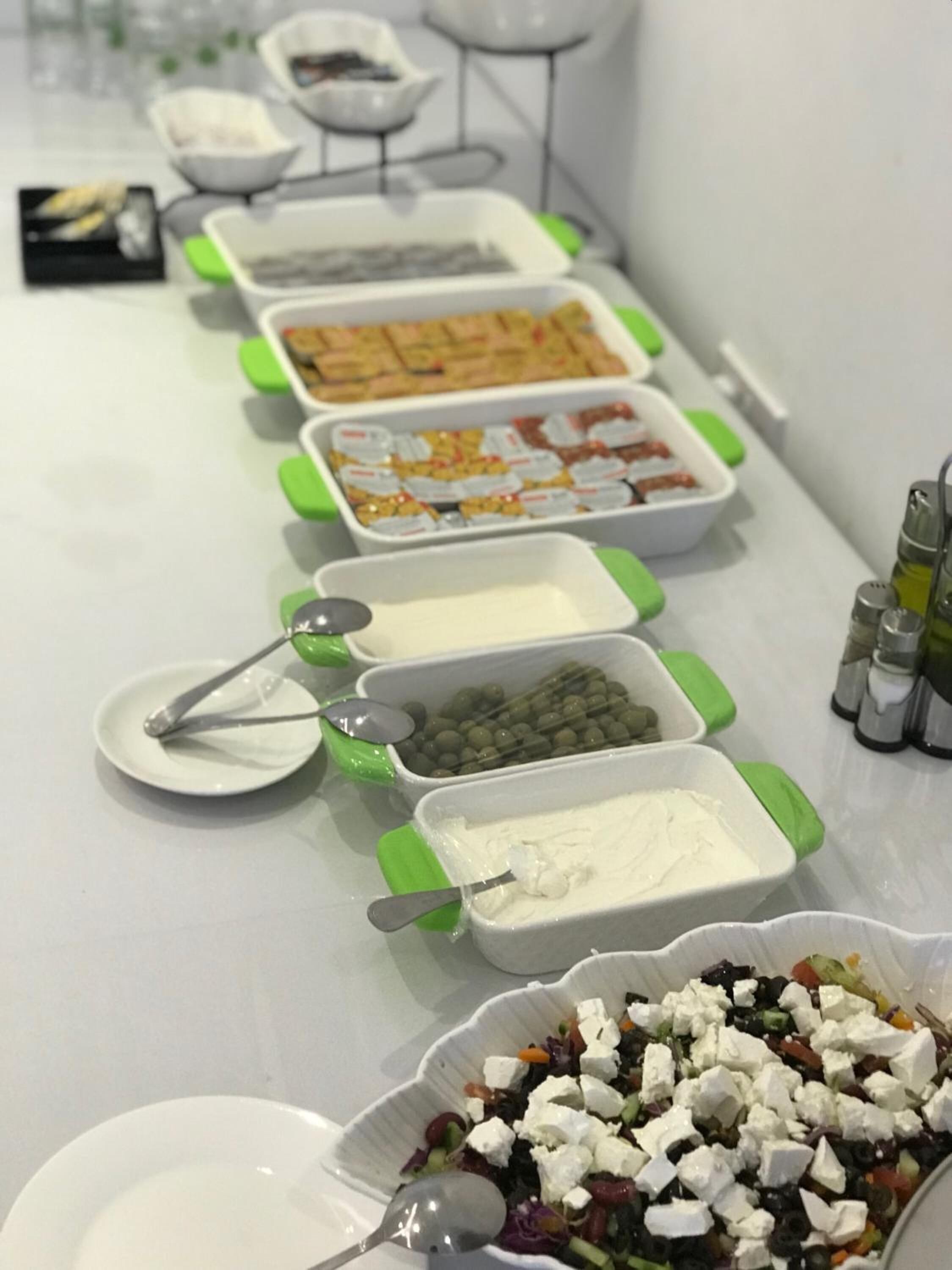 full-sized fridge, microwave, oven, stovetop