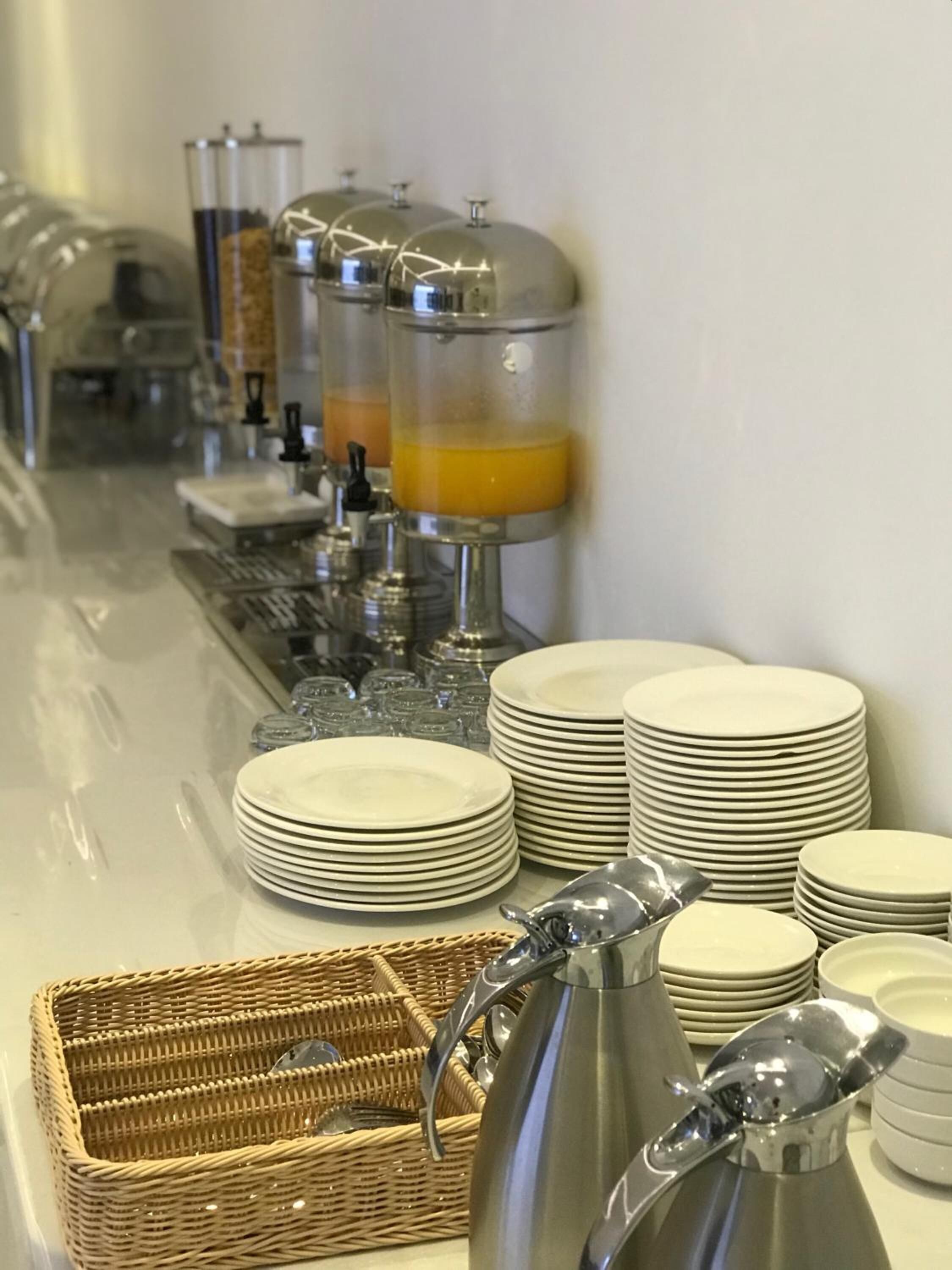 full-sized fridge, microwave, oven, stovetop