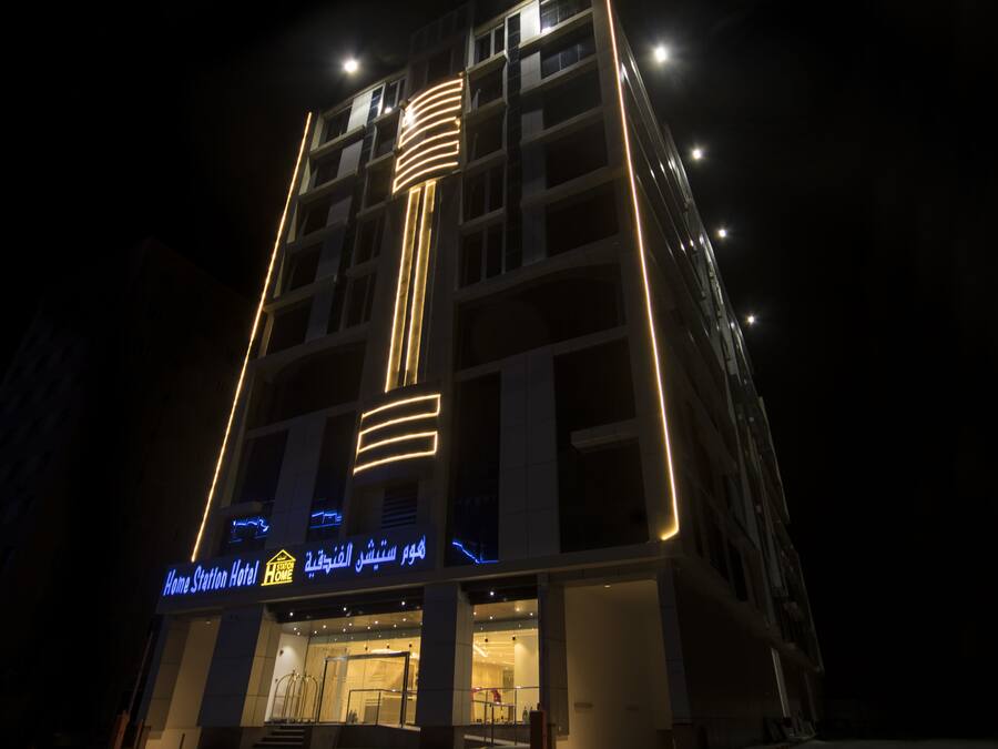 Fachada de la propiedad por la tarde o noche