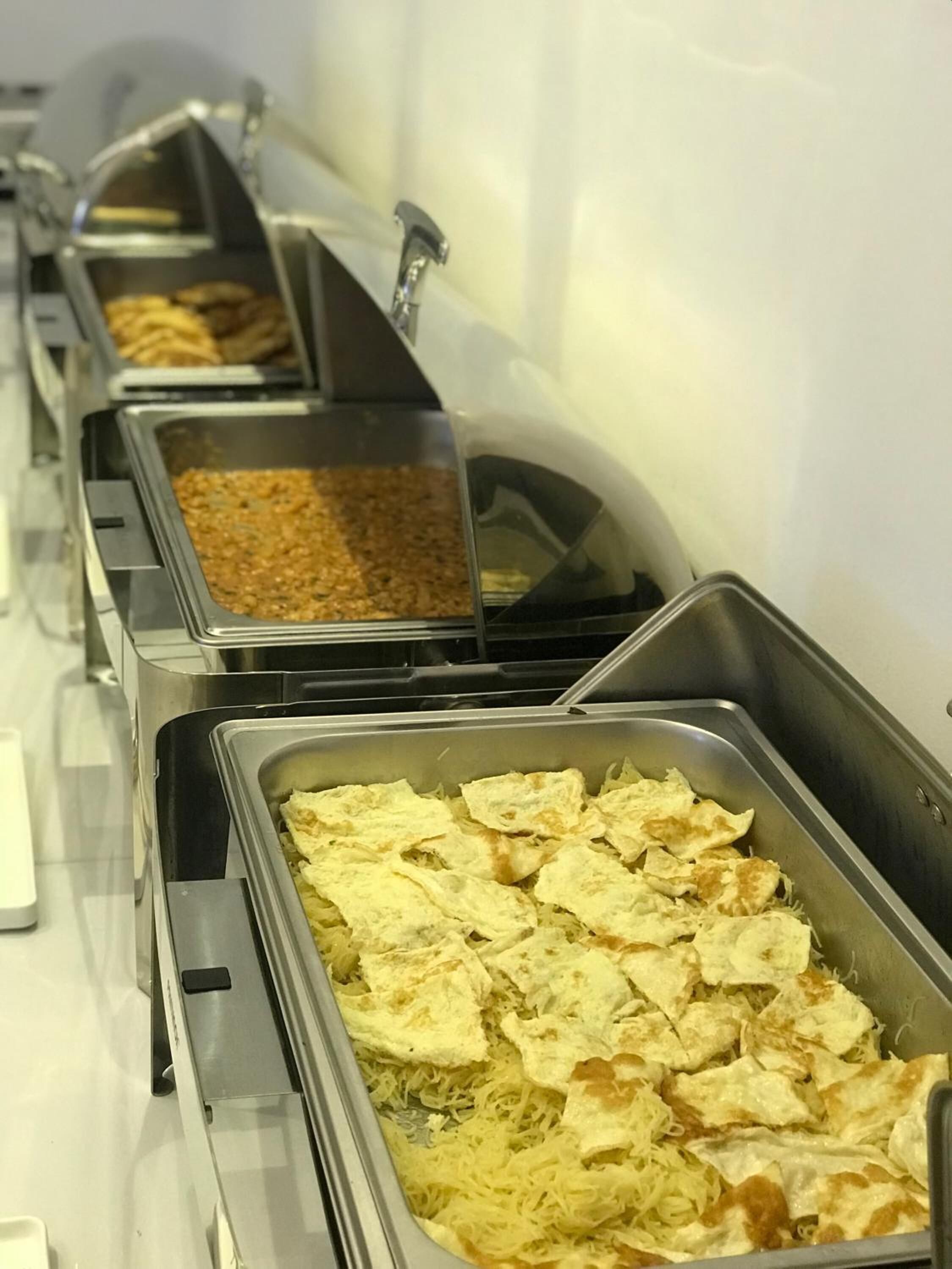 full-sized fridge, microwave, oven, stovetop