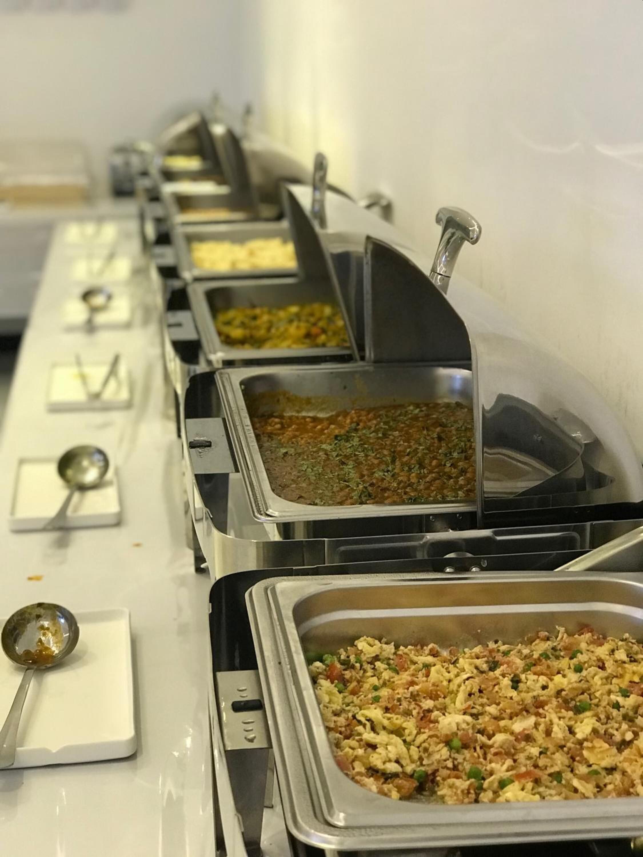 full-sized fridge, microwave, oven, stovetop