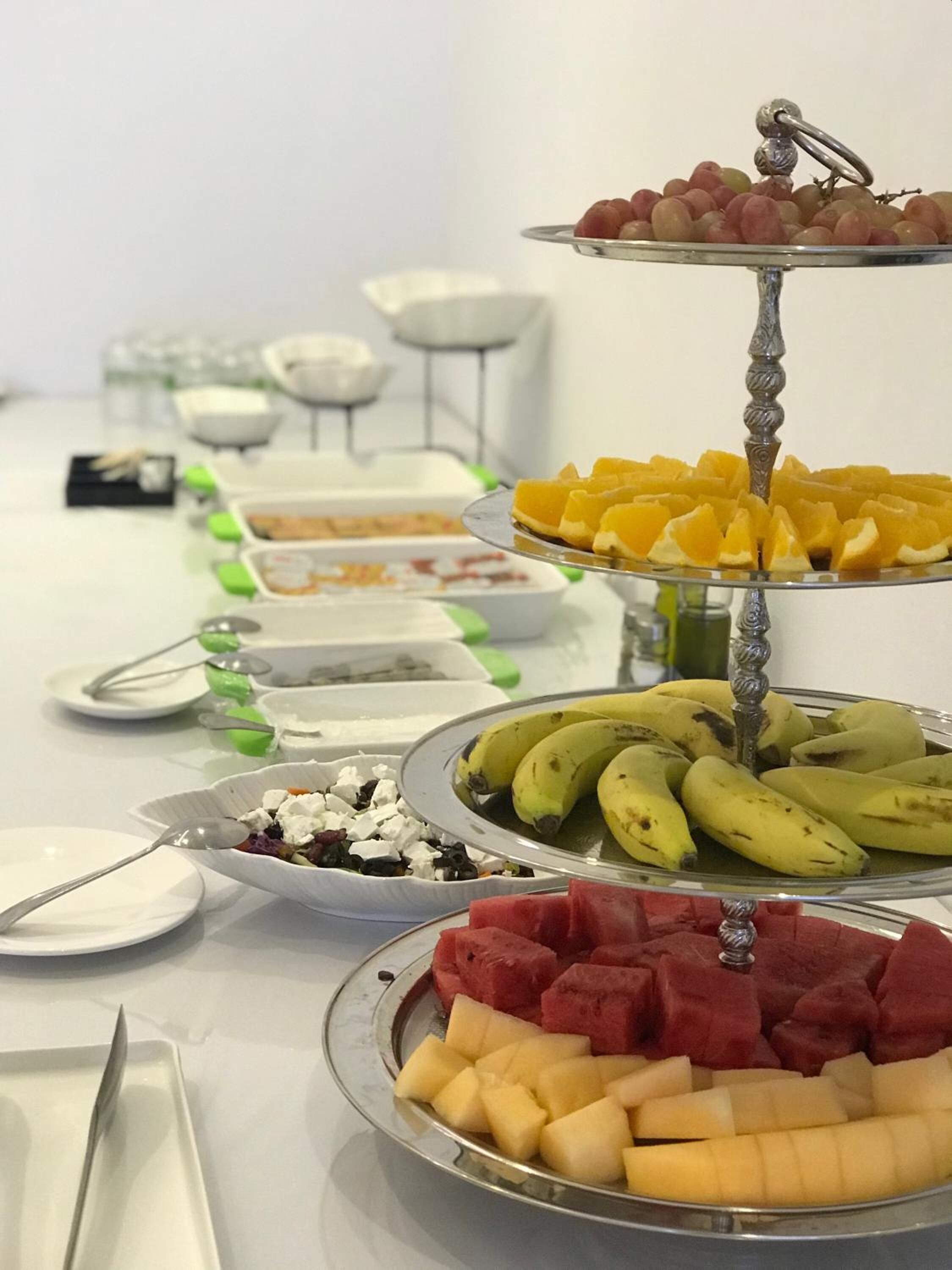 full-sized fridge, microwave, oven, stovetop