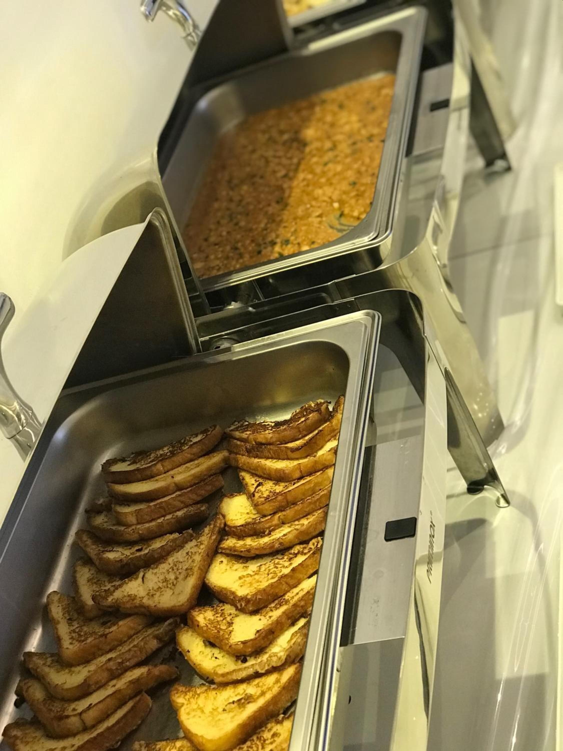 full-sized fridge, microwave, oven, stovetop