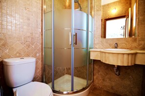 Bathtub, hair dryer, bidet, towels - Beautiful Restored Algarve Typical Farmhouse, with Private Pool and Sea Views (Loule)