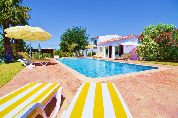 A heated pool - Beautiful Restored Algarve Typical Farmhouse, with Private Pool and Sea Views (Loule)