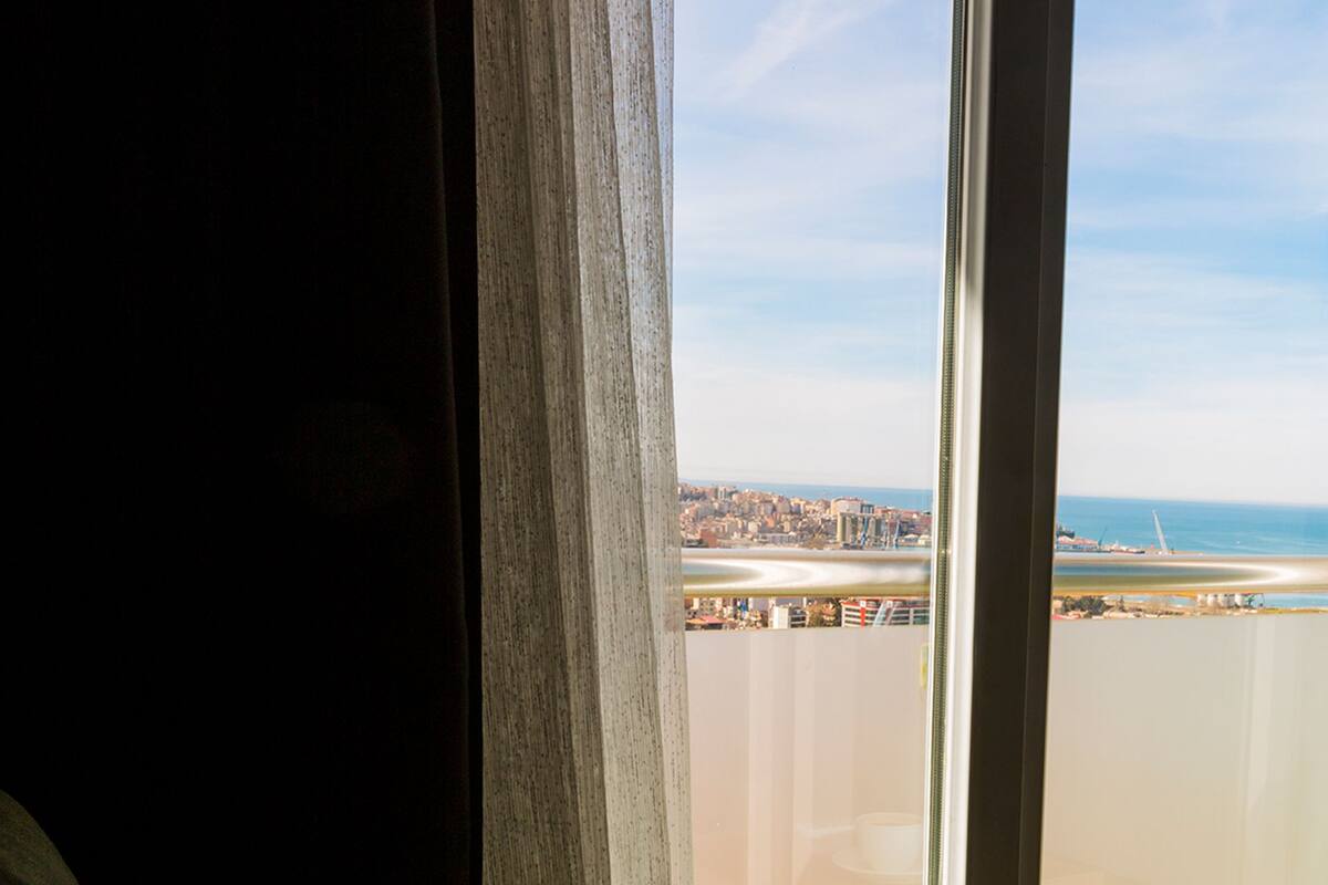 standard single room, city view | minibar, in-room safe, desk, soundproofing