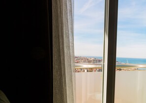 Habitació individual estàndard, vistes a la ciutat | Minibar, caixa forta a l'habitació i escriptori