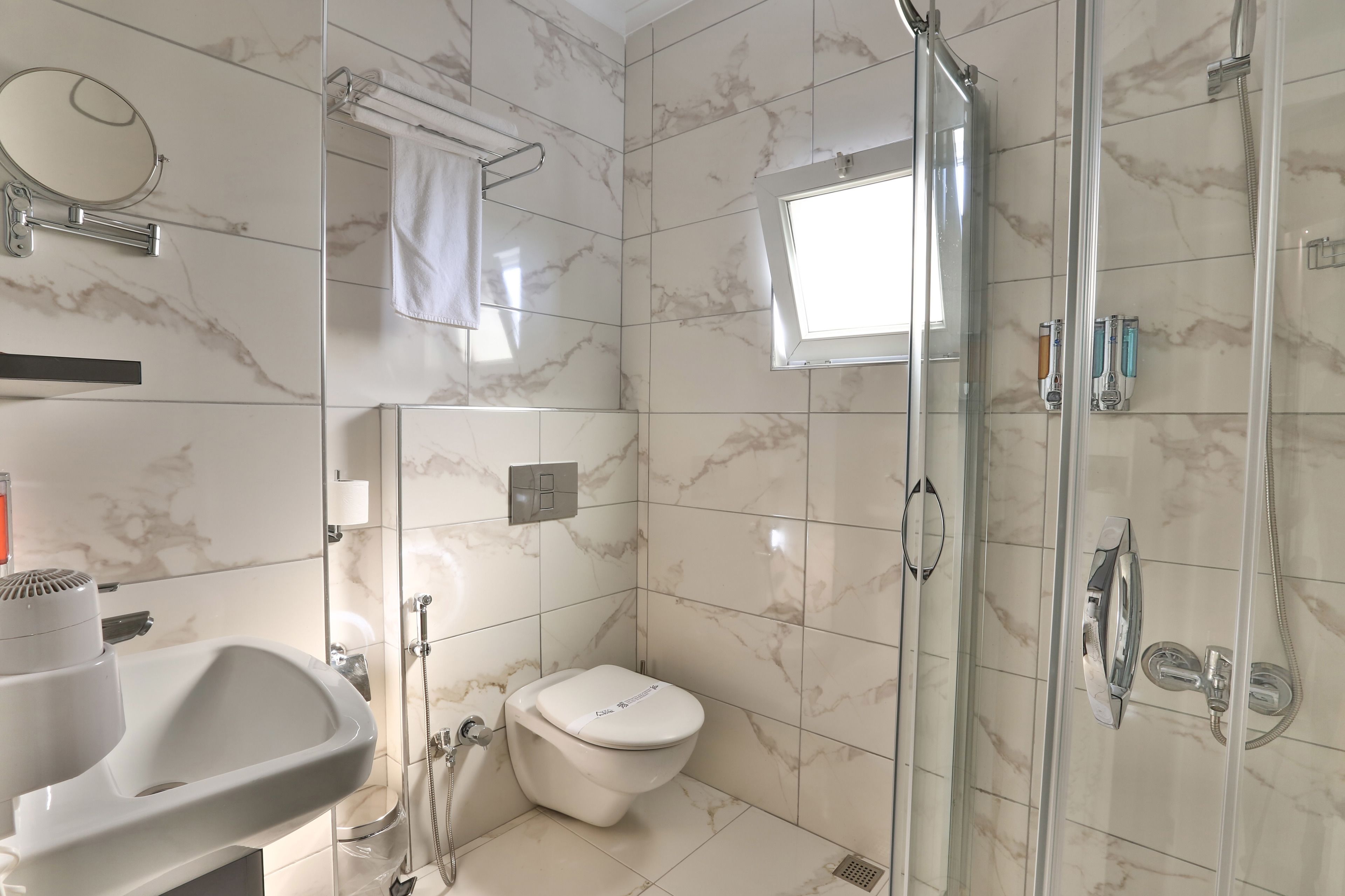 Un baño moderno con inodoro, bidé y ducha.