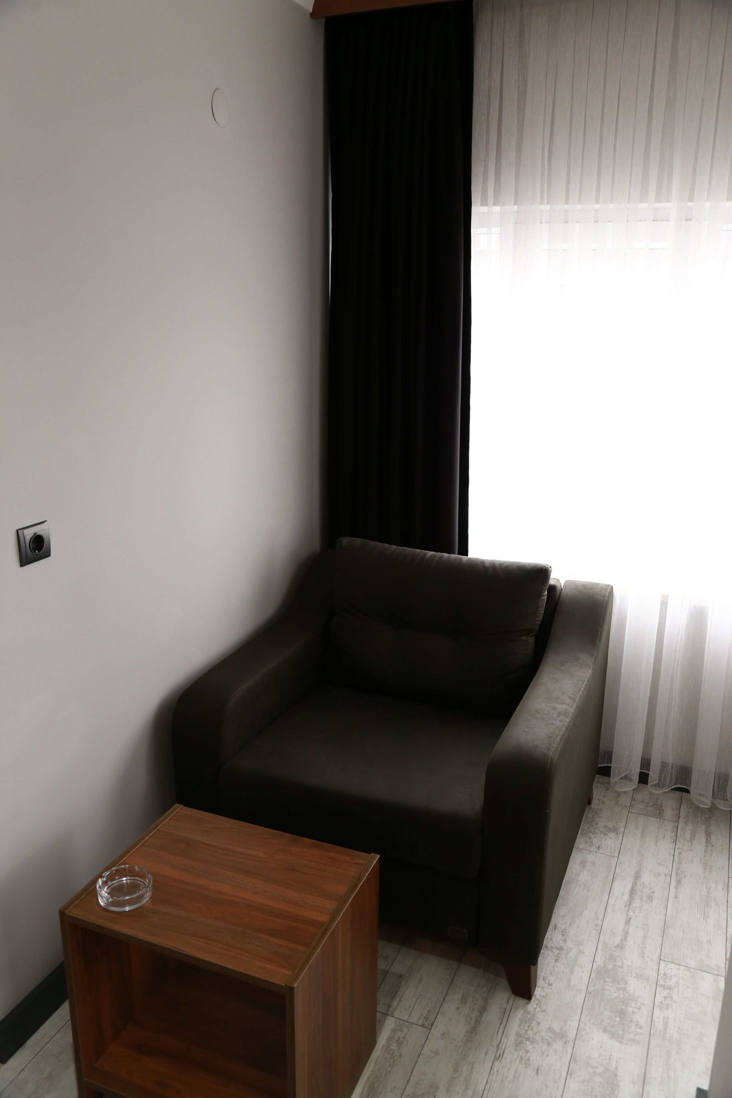 standard single room, city view | living area | lcd tv