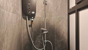 Douche, articles de toilette gratuits, sĂšche-cheveux, chaussons