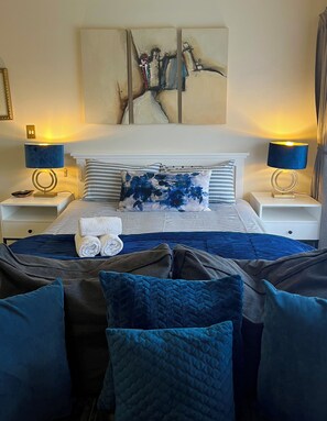 Comfort Double Room | Free WiFi, bed sheets - Dolphin Circle B&B (Plettenberg Bay)